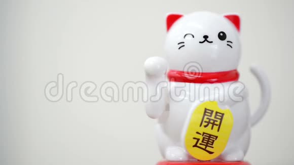 亚洲好运猫白色背景视频的预览图