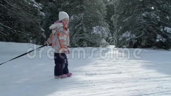 小女孩拉雪橇视频的预览图