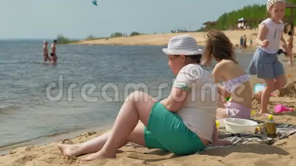 母亲和女儿在阳光明媚的日子在河边野餐视频的预览图