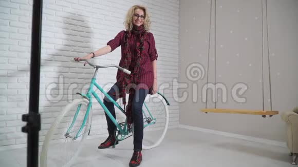 在工作室里坐复古自行车的女孩视频的预览图