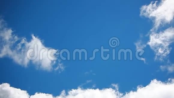 美丽的白云浮在蓝天上视频的预览图