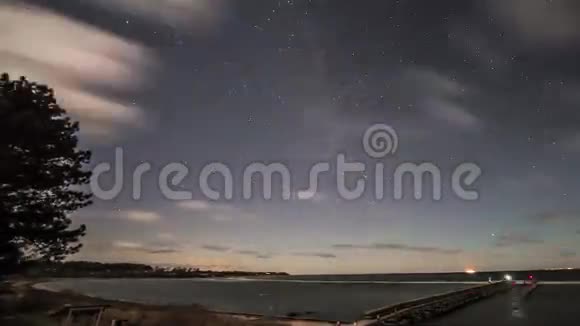 日落星空北极光北极光在湖上4k时间流逝视频的预览图