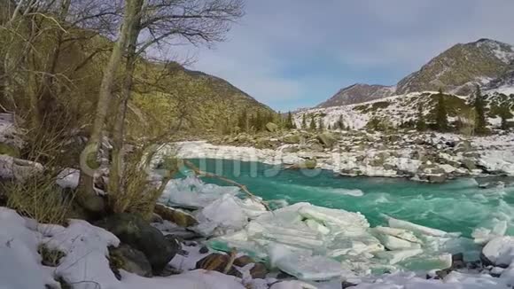 阿尔泰河卡屯冬季结冰视频的预览图