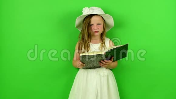 女孩读这本书彩色钥匙背景上的小女孩视频的预览图
