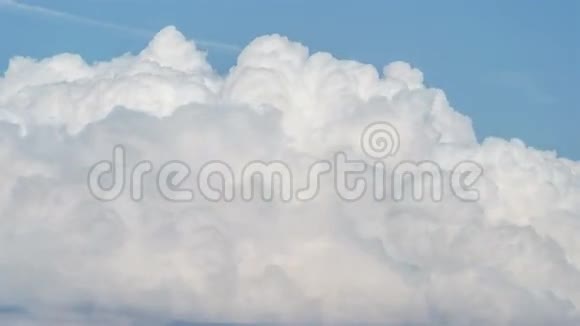 夏季天空时间的流逝高耸的积云翻腾视频的预览图