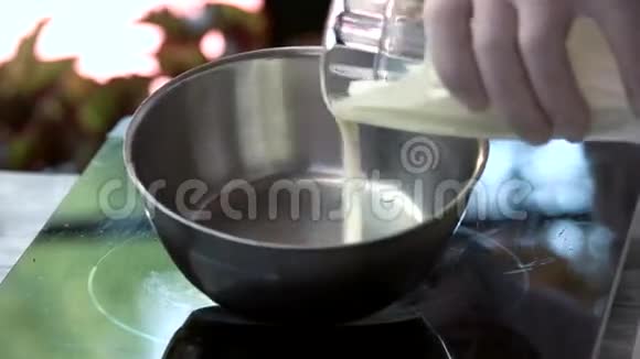 奶油倒入平底锅视频的预览图