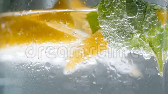 特写慢镜头视频雾蒙蒙的湿柠檬水视频的预览图