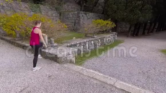 健身妇女在公园做有氧运动视频的预览图