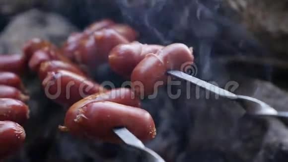 在户外的火营烹饪香肠视频的预览图