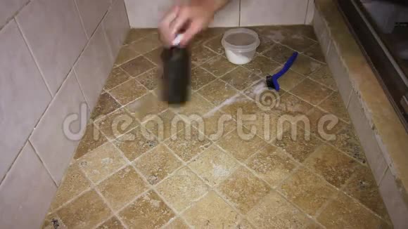 个人擦洗淋浴池瓷砖地板视频的预览图