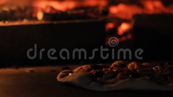 在柴火炉里吃披萨视频的预览图