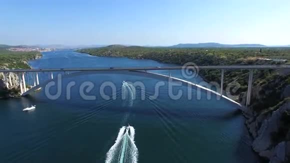 克罗地亚达尔马提亚运河大桥下的快艇的鸟瞰图视频的预览图