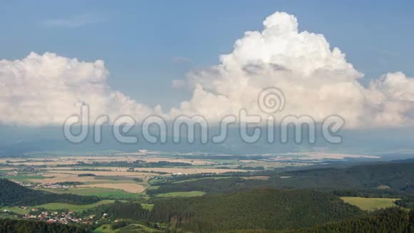 夏季天空时间的推移田野和乡村景观上空出现高耸的积云视频的预览图