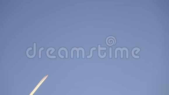 飞机在蓝天上飞行视频的预览图