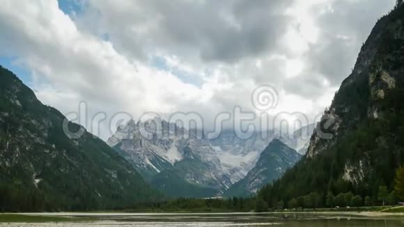 云在高山山脉和一个山湖上移动时间流逝视频的预览图