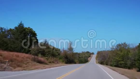 俄克拉荷马州美丽的乡村公路POV驾驶视频的预览图