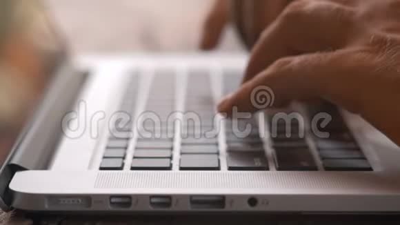 笔记本电脑上男性打字的特写镜头视频的预览图