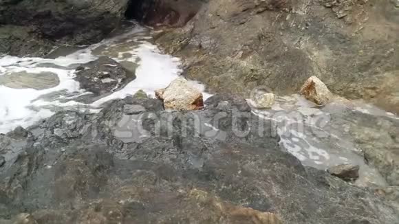 海浪冲击岩石溅起水花视频的预览图
