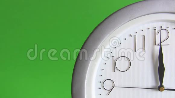 电钟隔离在绿色上视频的预览图