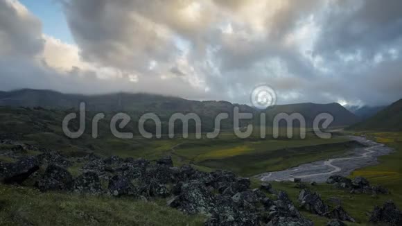 厄尔布鲁斯山脚下的日落在伊曼纽尔沼泽地附近散落的火山石中在山间的山谷里视频的预览图