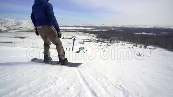 滑雪者在晴朗的天气下在雪坡上滑雪视频的预览图