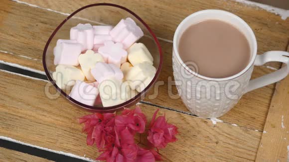 带棉花糖的热巧克力视频的预览图