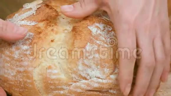 女性手掰自制面包视频的预览图