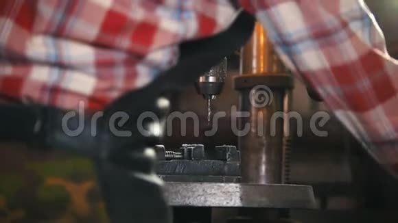 铁匠在用电钻机工作工艺视频的预览图