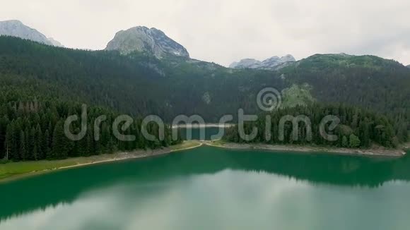 黑山杜米托公园黑湖的鸟瞰图视频的预览图