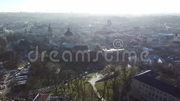 日落时乌克兰利沃夫的高空俯视图视频的预览图