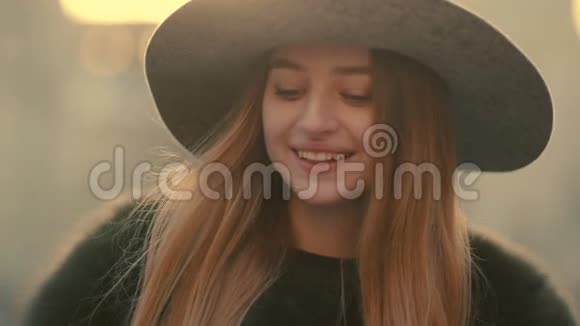 一个身穿灰色帽子的迷人的年轻姑娘看上去很对微笑着走向镜头视频的预览图