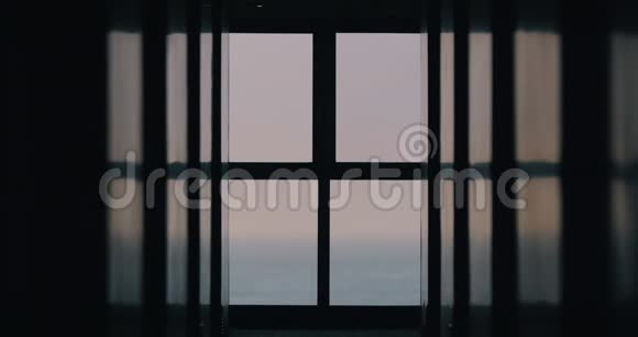 从窗口到傍晚海景的景色视频的预览图