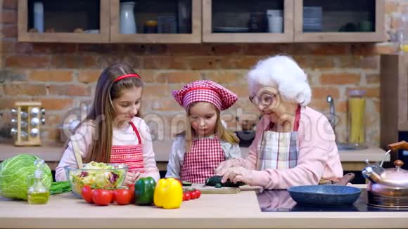 两个妹妹和奶奶一起做饭视频的预览图