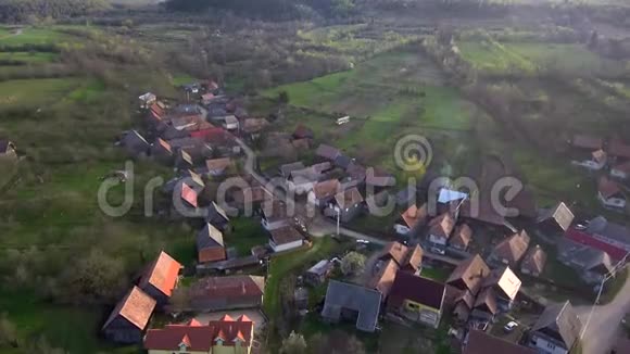 空中无人机在村庄上空移动罗马尼亚特兰西瓦尼亚的马纳斯提雷尼视频的预览图