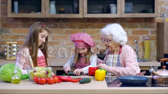 两个妹妹和奶奶一起做饭视频的预览图