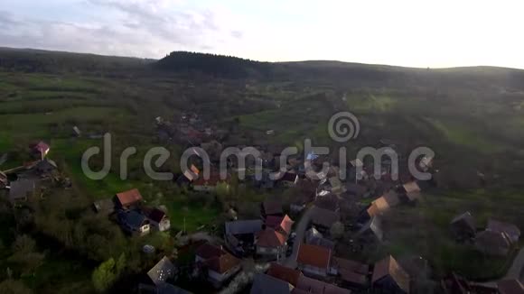 空中无人机在村庄上空移动罗马尼亚特兰西瓦尼亚视频的预览图