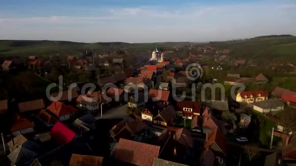 空中无人机在村庄和教堂塔上移动罗马尼亚特兰西瓦尼亚视频的预览图
