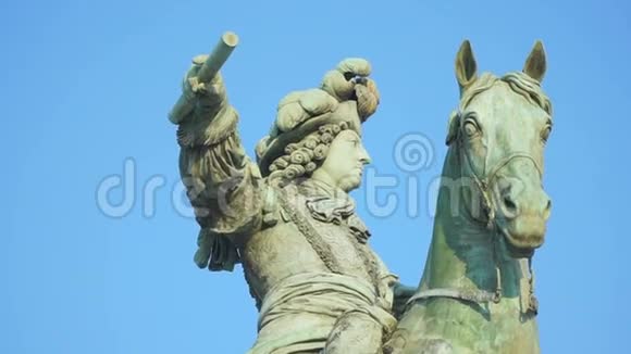 路易国王纪念碑的特写视频的预览图