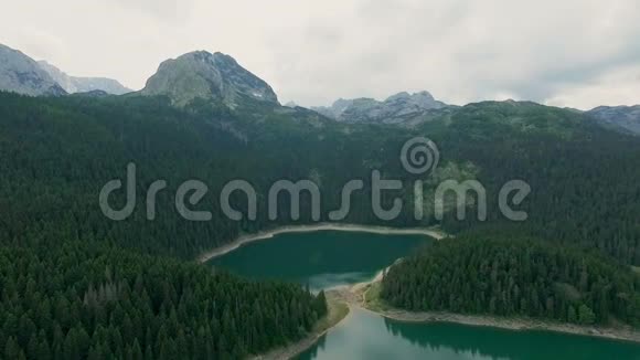 黑山杜米托公园黑湖的鸟瞰图视频的预览图