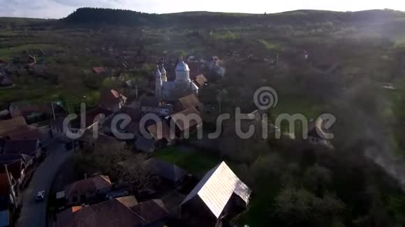 空中无人机在村庄和教堂塔上移动罗马尼亚特兰西瓦尼亚视频的预览图