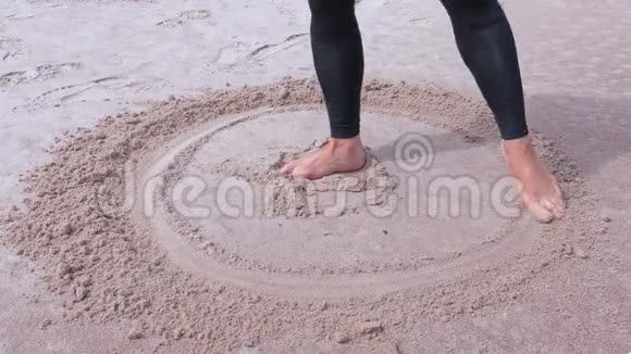 光着脚在海边的沙滩上微笑的女人视频的预览图