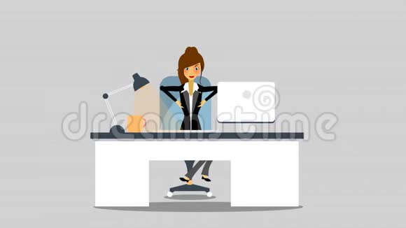 愤怒的女人在键盘上打字视频的预览图