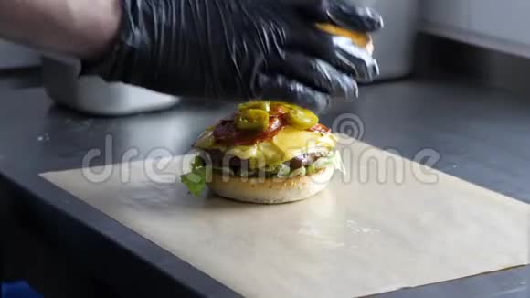 厨师做汉堡准备汉堡视频的预览图