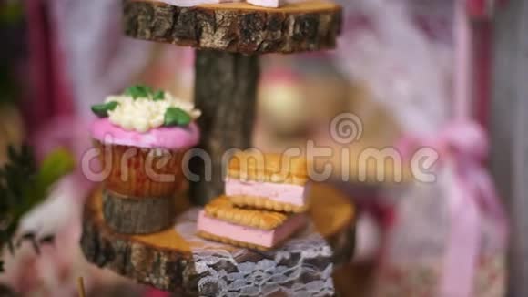 米林盖甜点蛋糕和新鲜浆果在木头上视频的预览图
