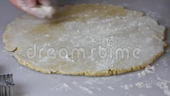 制作圣诞曲奇撒面粉擀面团切成不同形状放在烤盘上准备视频的预览图