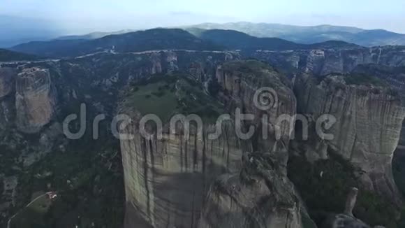 希腊Meteora地区的空中山景视频的预览图