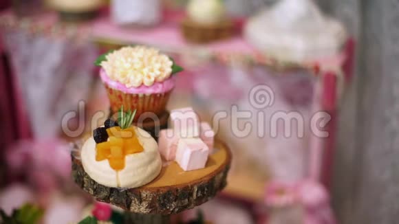 米林盖甜点蛋糕和新鲜浆果在木头上视频的预览图