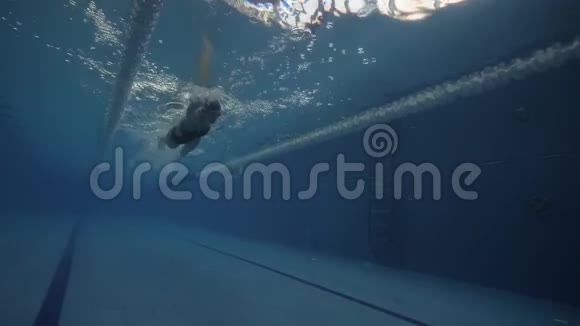 女子游泳爬泳蓝水浮泳池水下景60fps视频的预览图