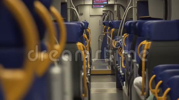 乘坐现代火车前往舒适的城市视频的预览图