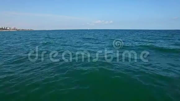 飞越黑海和海鸥的空中飞行视频的预览图
